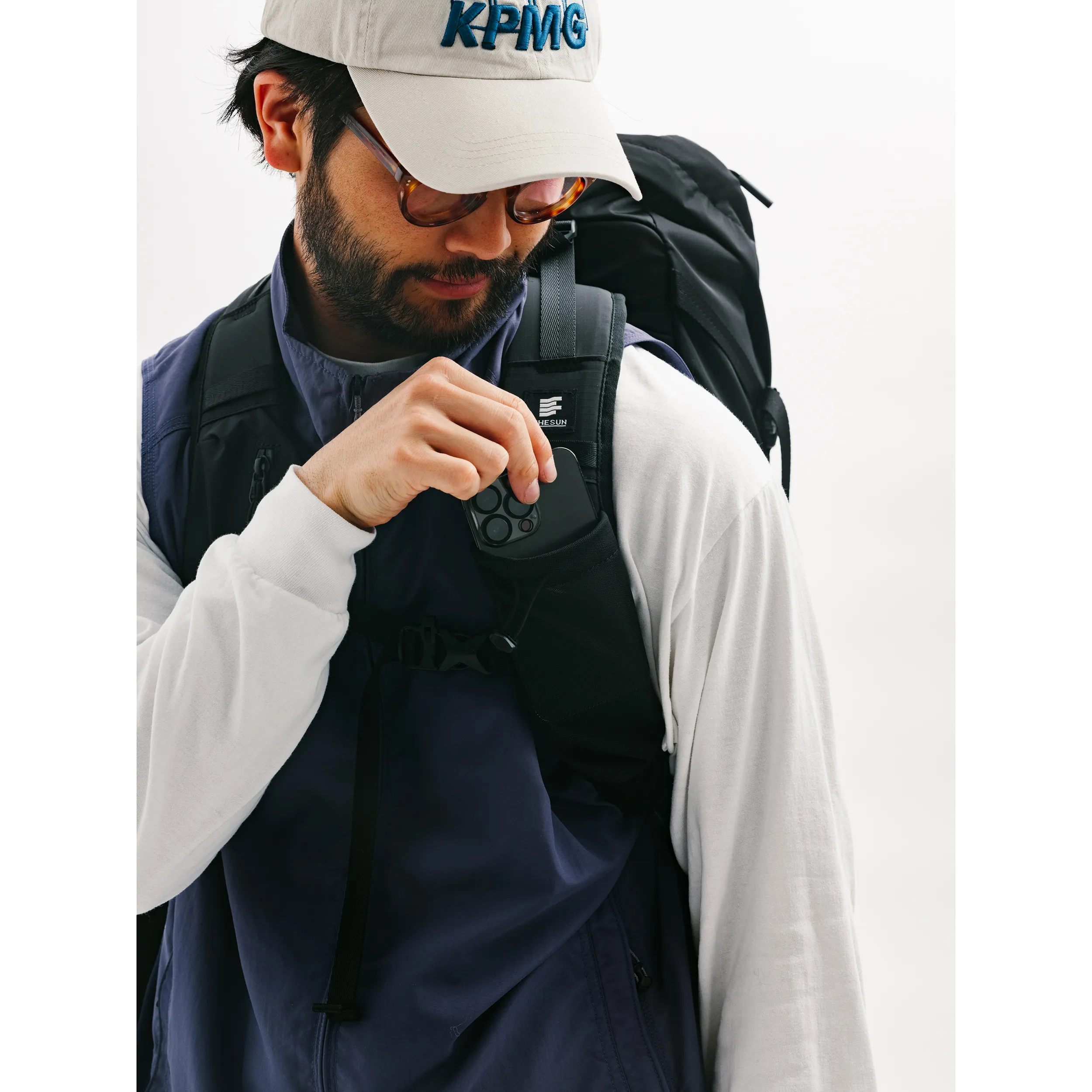 リュックサック、使用イメージ 両肩ベルト収納 左 巾着メッシュポケット