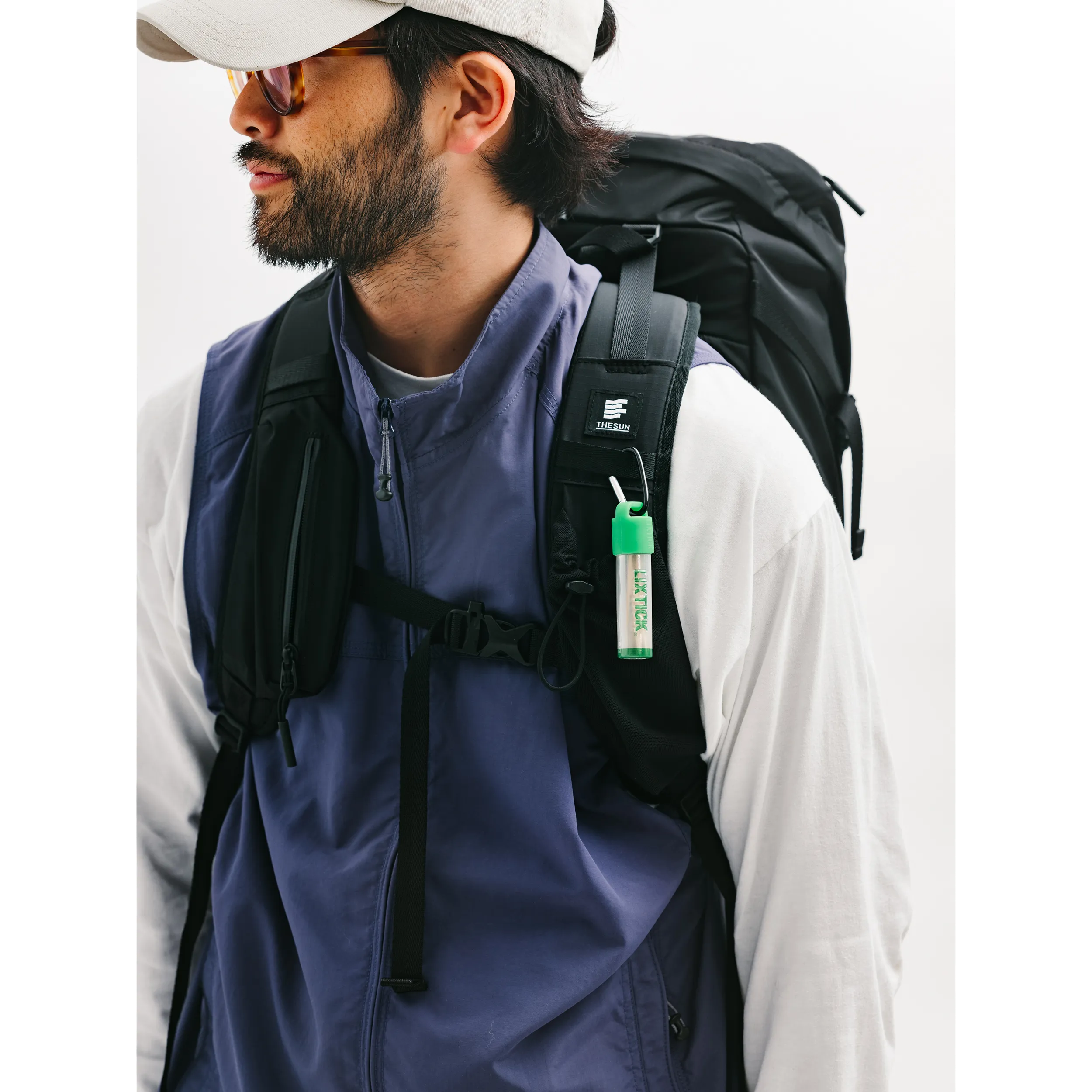 リュックサック、使用イメージ 両肩ベルト収納 ギアループ