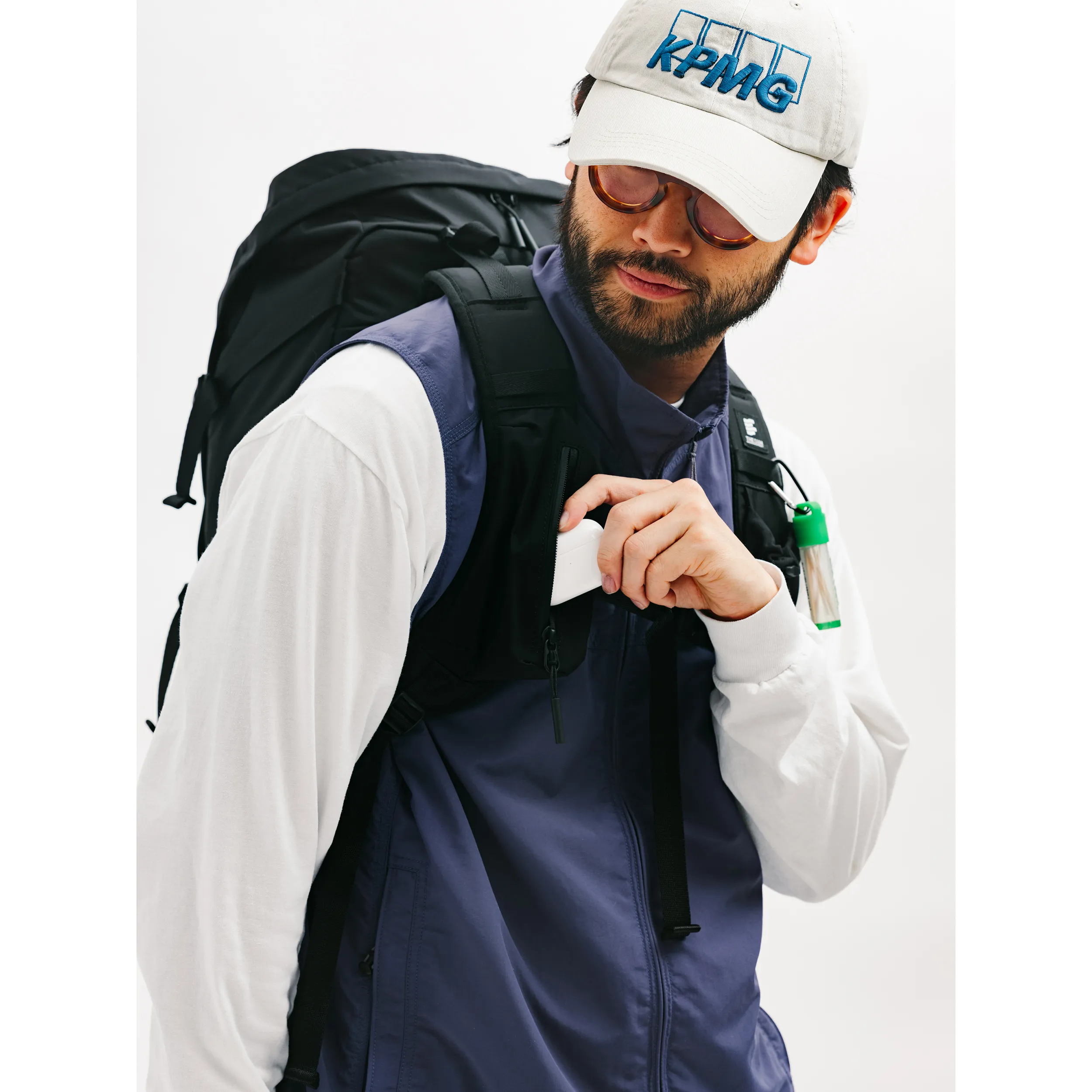 リュックサック、使用イメージ 両肩ベルト収納 右 小物ポケット